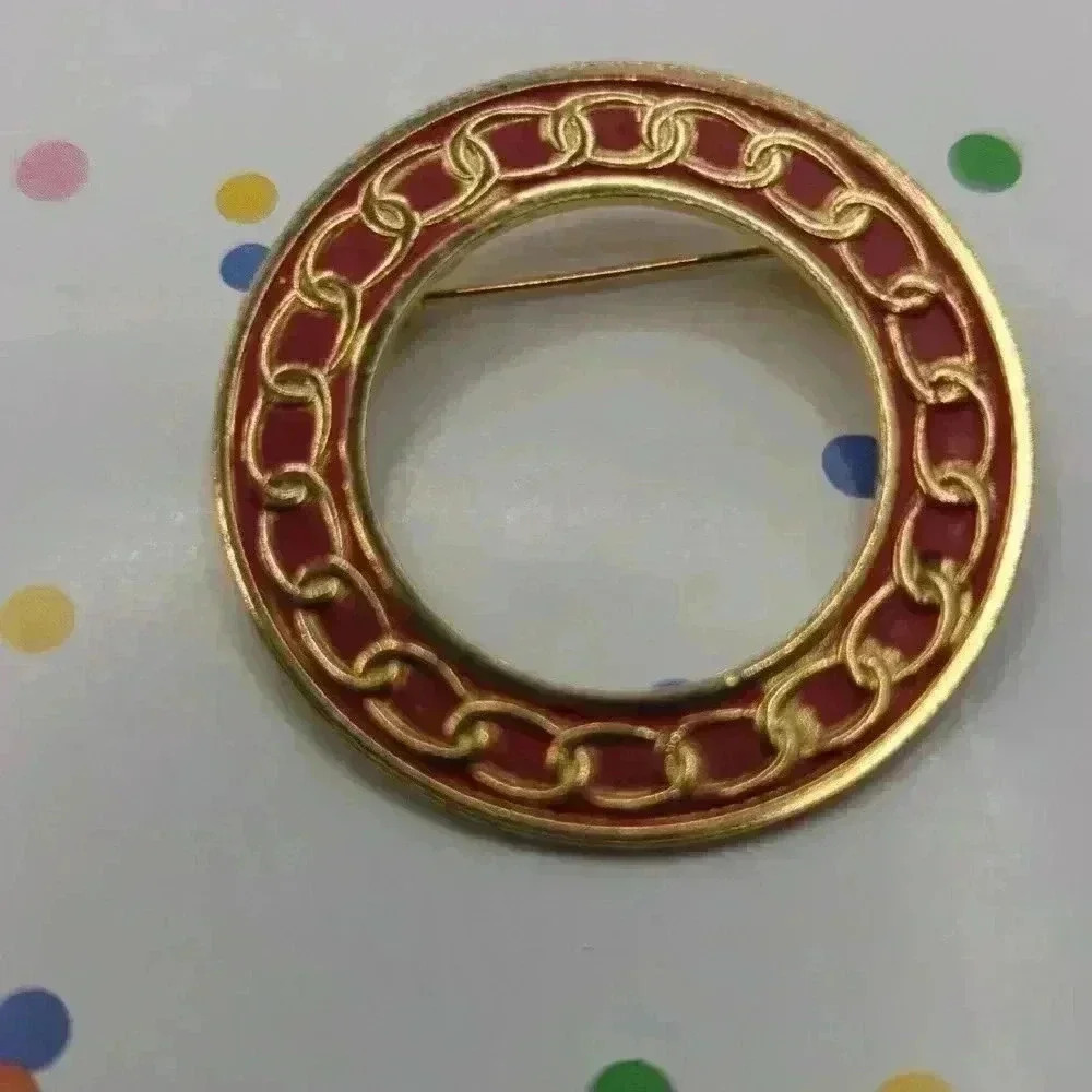 Chain Design Brooch Red Enamel Gold Circle EUC Jewelry